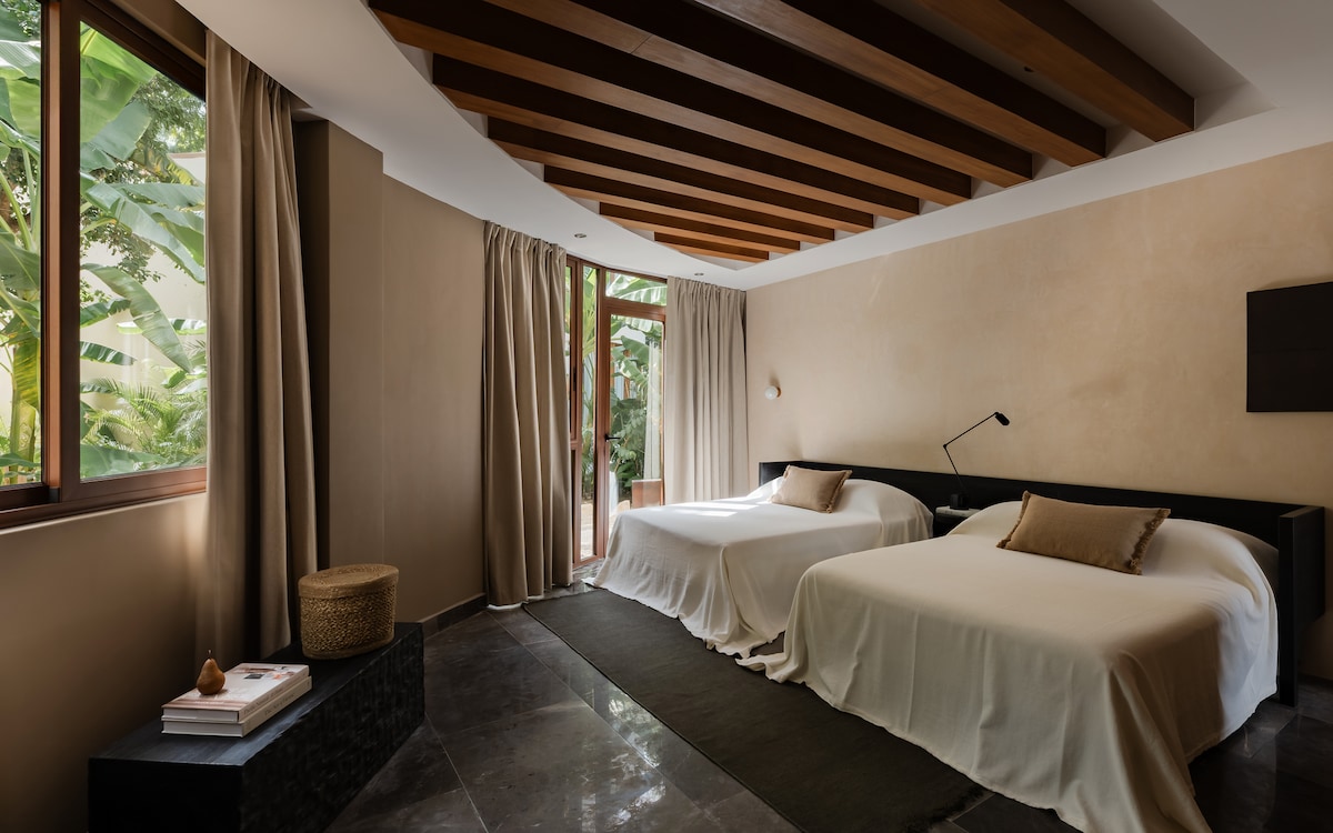 Bedroom with two separate beds